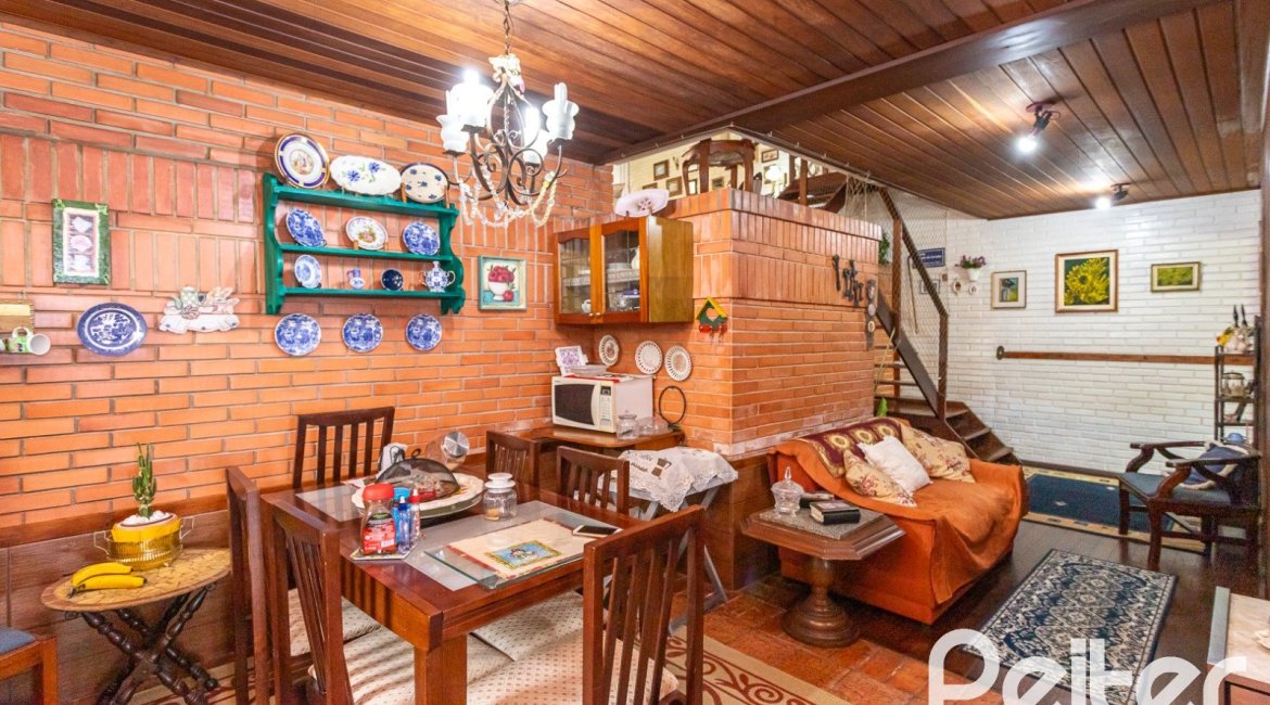 Casa à venda com 287m², 5 dormitórios, 2 suítes, 2 vagas, no bairro Teresópolis em Porto Alegre