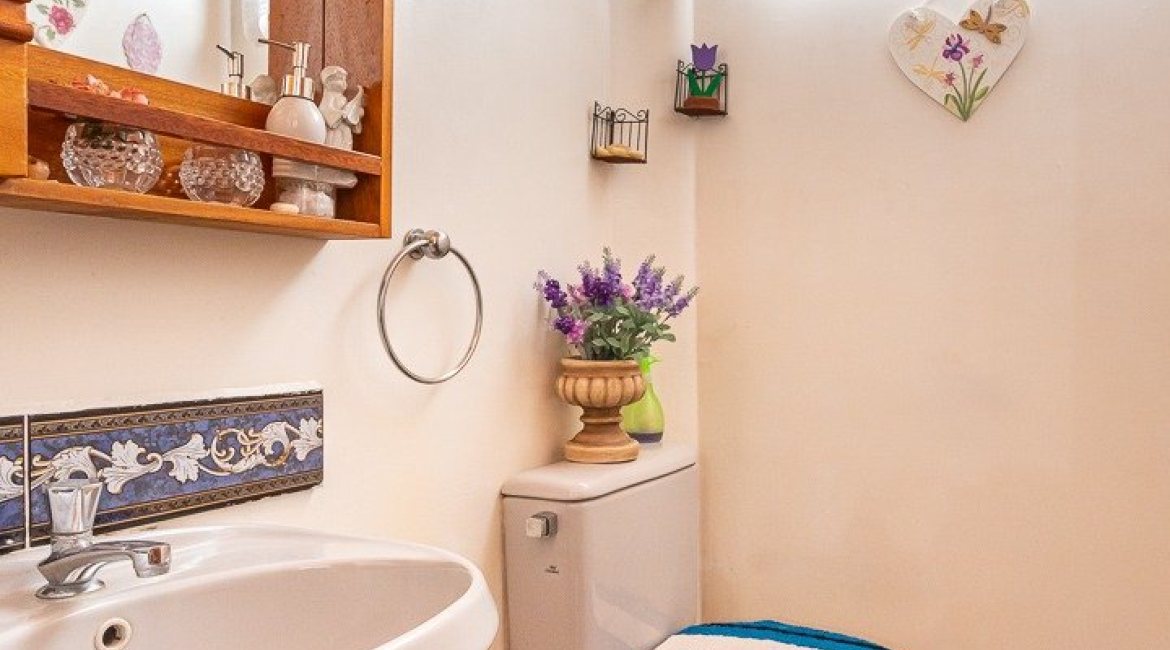 Casa à venda com 287m², 5 dormitórios, 2 suítes, 2 vagas, no bairro Teresópolis em Porto Alegre