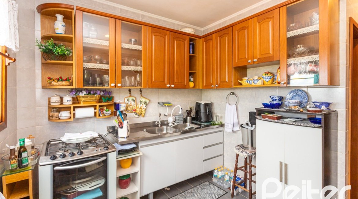 Casa à venda com 287m², 5 dormitórios, 2 suítes, 2 vagas, no bairro Teresópolis em Porto Alegre