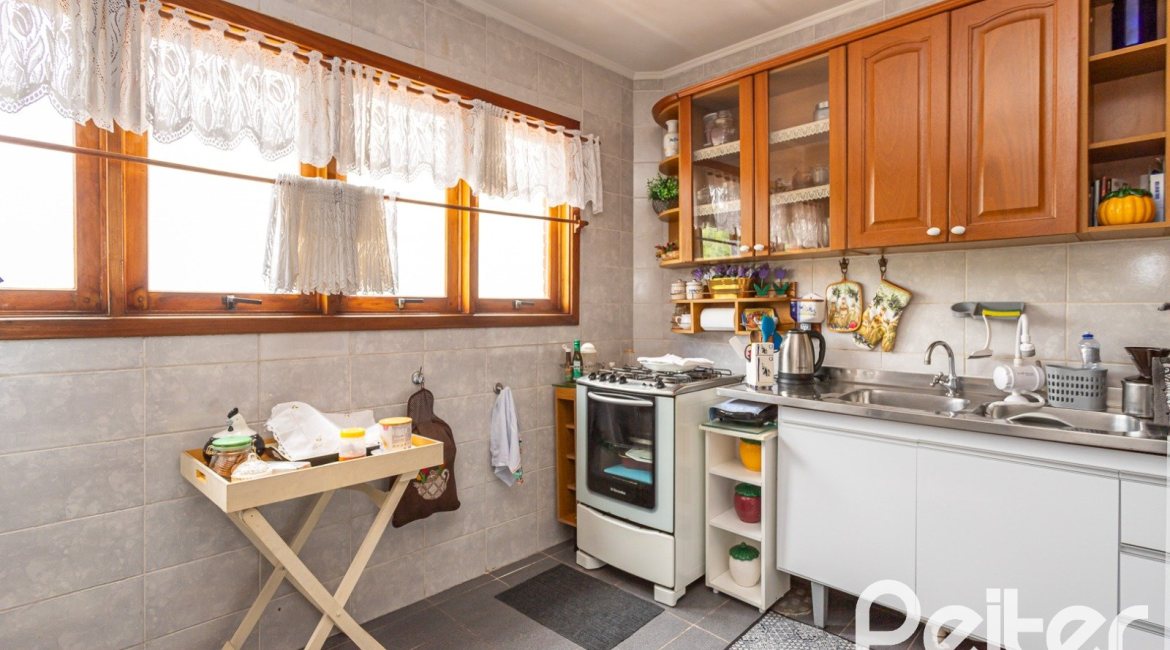 Casa à venda com 287m², 5 dormitórios, 2 suítes, 2 vagas, no bairro Teresópolis em Porto Alegre