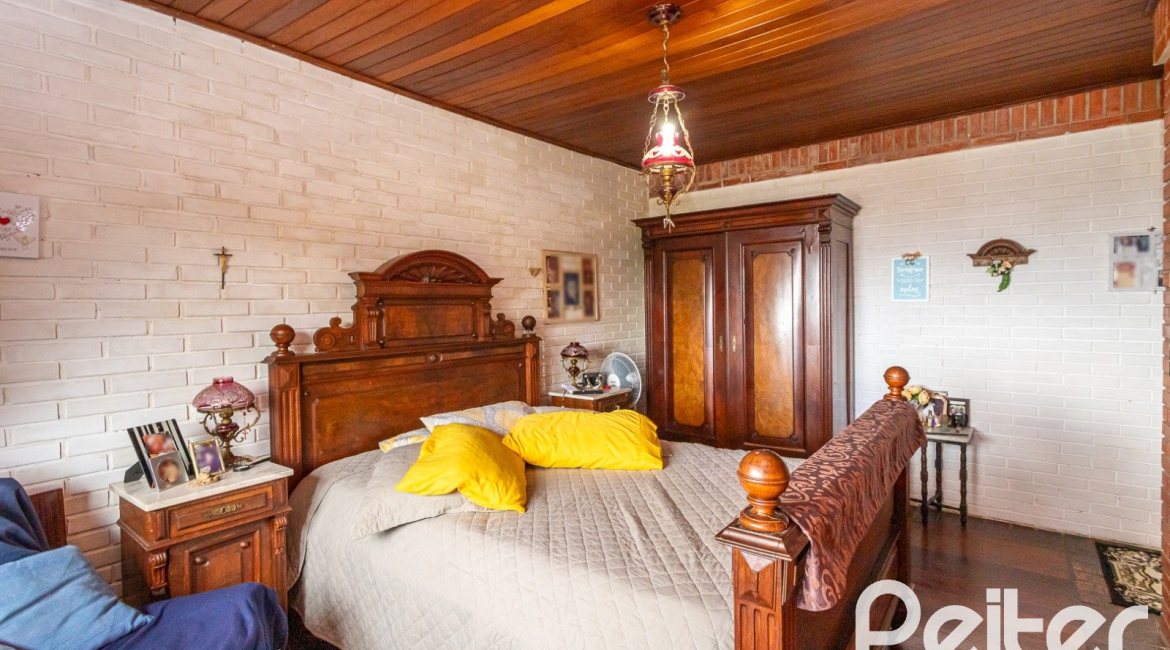 Casa à venda com 287m², 5 dormitórios, 2 suítes, 2 vagas, no bairro Teresópolis em Porto Alegre