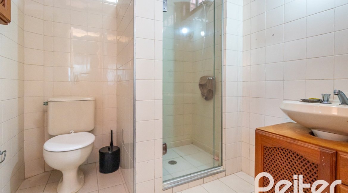 Casa à venda com 287m², 5 dormitórios, 2 suítes, 2 vagas, no bairro Teresópolis em Porto Alegre