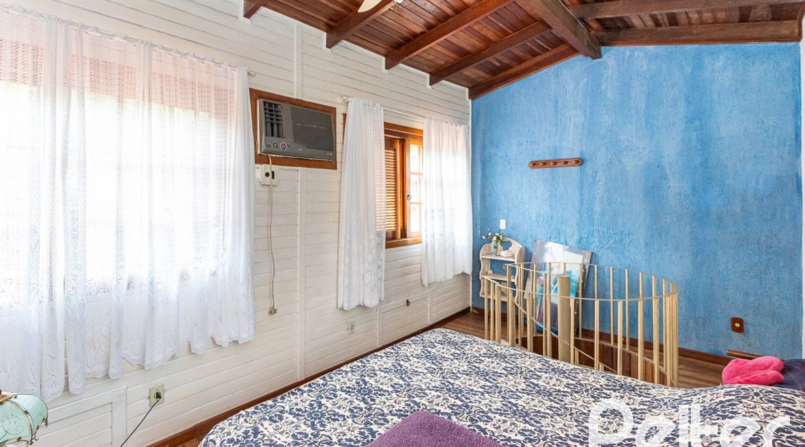 Casa à venda com 287m², 5 dormitórios, 2 suítes, 2 vagas, no bairro Teresópolis em Porto Alegre