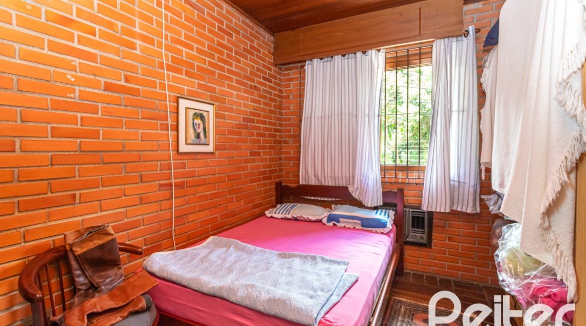Casa à venda com 287m², 5 dormitórios, 2 suítes, 2 vagas, no bairro Teresópolis em Porto Alegre