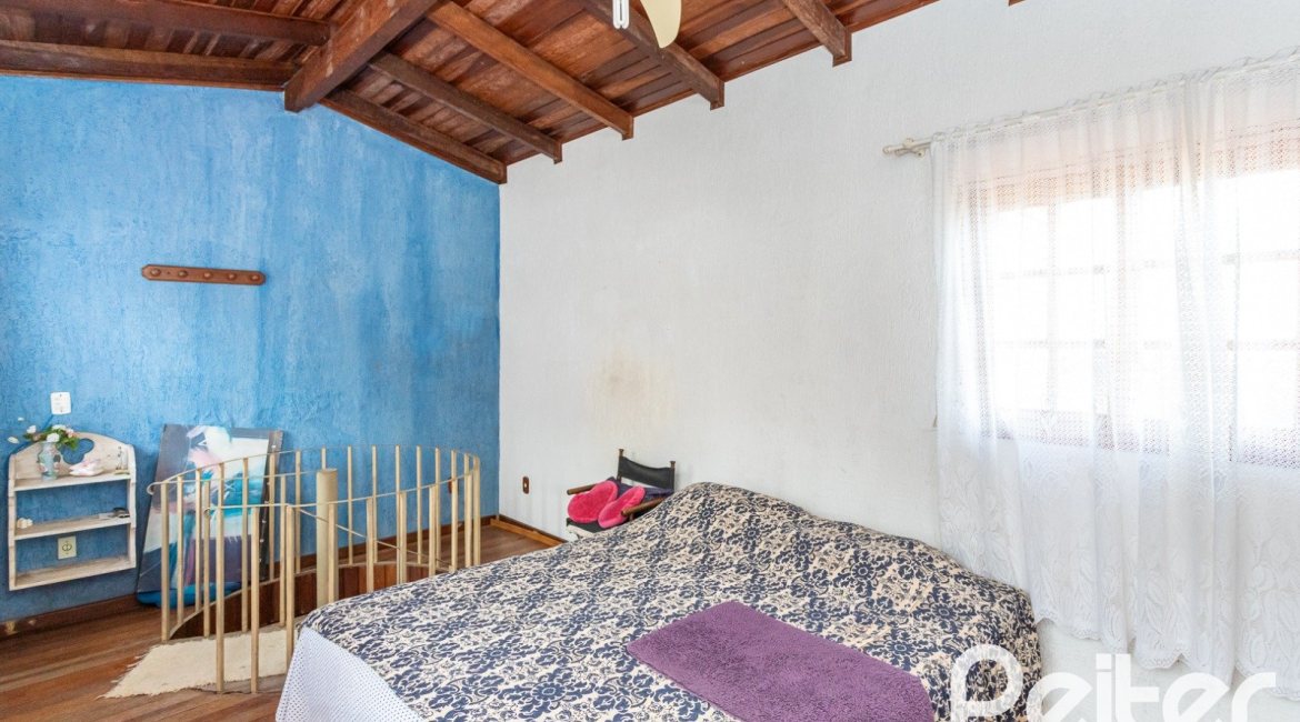 Casa à venda com 287m², 5 dormitórios, 2 suítes, 2 vagas, no bairro Teresópolis em Porto Alegre