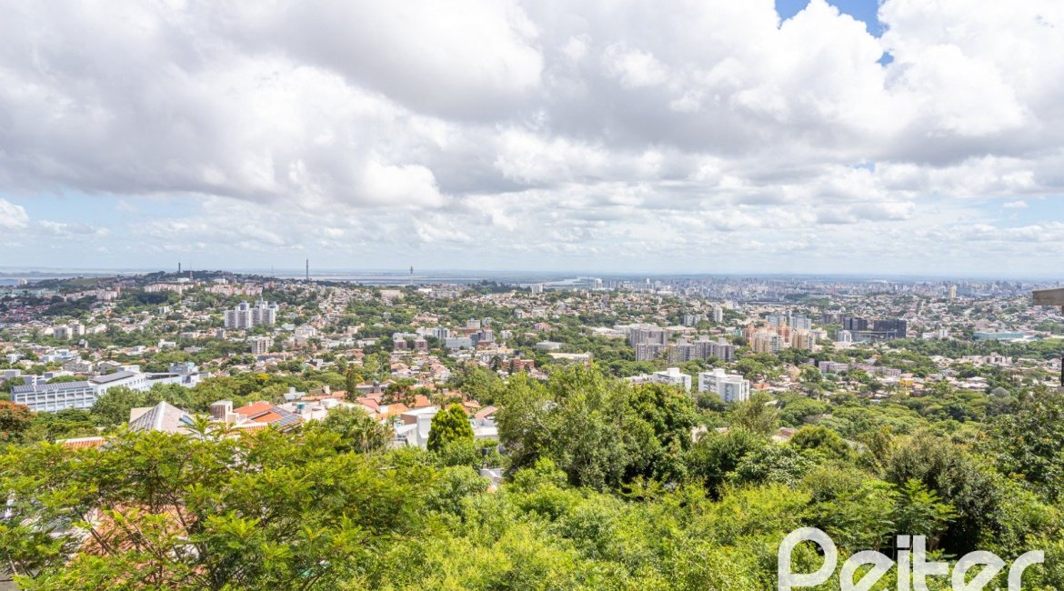 Casa à venda com 287m², 5 dormitórios, 2 suítes, 2 vagas, no bairro Teresópolis em Porto Alegre