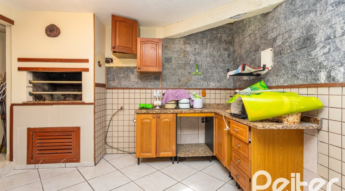 Casa à venda com 287m², 5 dormitórios, 2 suítes, 2 vagas, no bairro Teresópolis em Porto Alegre