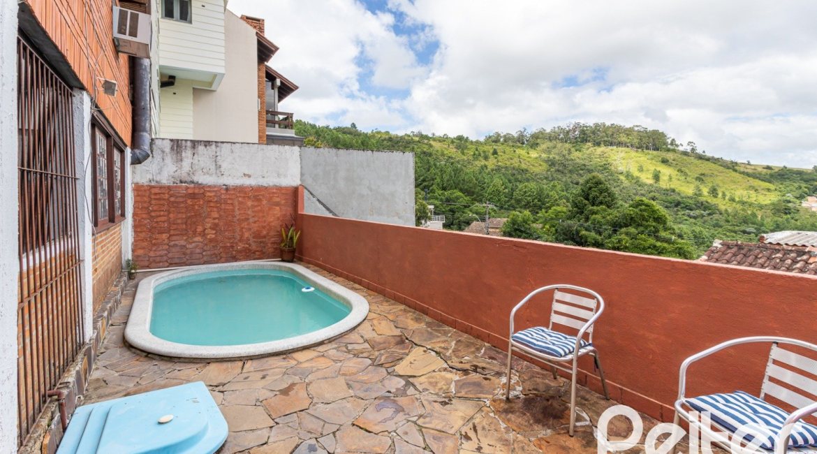 Casa à venda com 287m², 5 dormitórios, 2 suítes, 2 vagas, no bairro Teresópolis em Porto Alegre