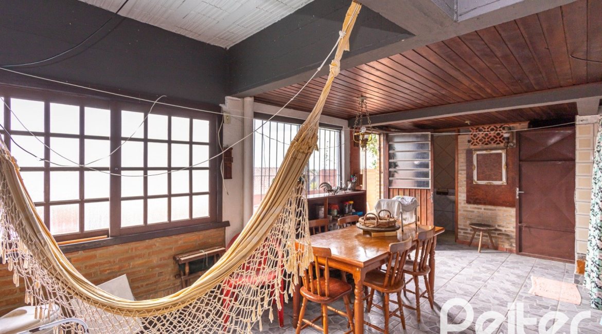 Casa à venda com 287m², 5 dormitórios, 2 suítes, 2 vagas, no bairro Teresópolis em Porto Alegre