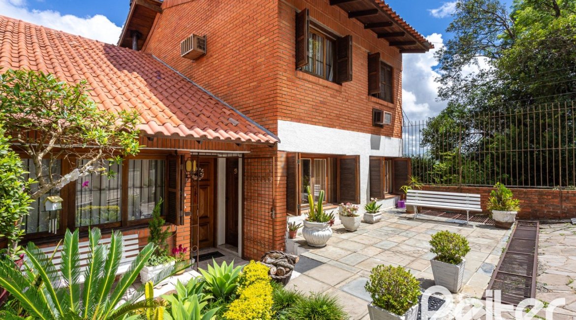 Casa à venda com 287m², 5 dormitórios, 2 suítes, 2 vagas, no bairro Teresópolis em Porto Alegre