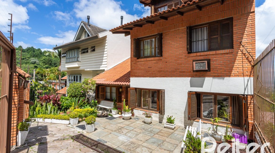 Casa à venda com 287m², 5 dormitórios, 2 suítes, 2 vagas, no bairro Teresópolis em Porto Alegre
