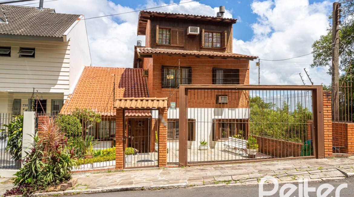 Casa à venda com 287m², 5 dormitórios, 2 suítes, 2 vagas, no bairro Teresópolis em Porto Alegre