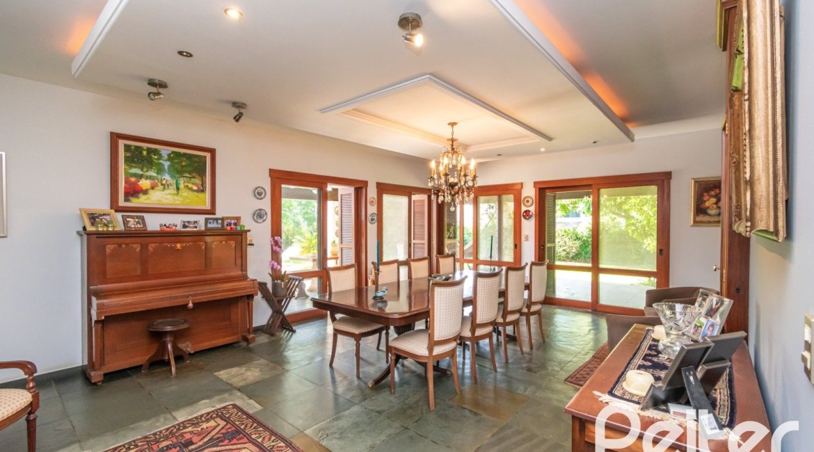 Casa em Condomínio à venda com 388m², 3 dormitórios, 2 suítes, 6 vagas, no bairro Cavalhada em PORTO ALEGRE