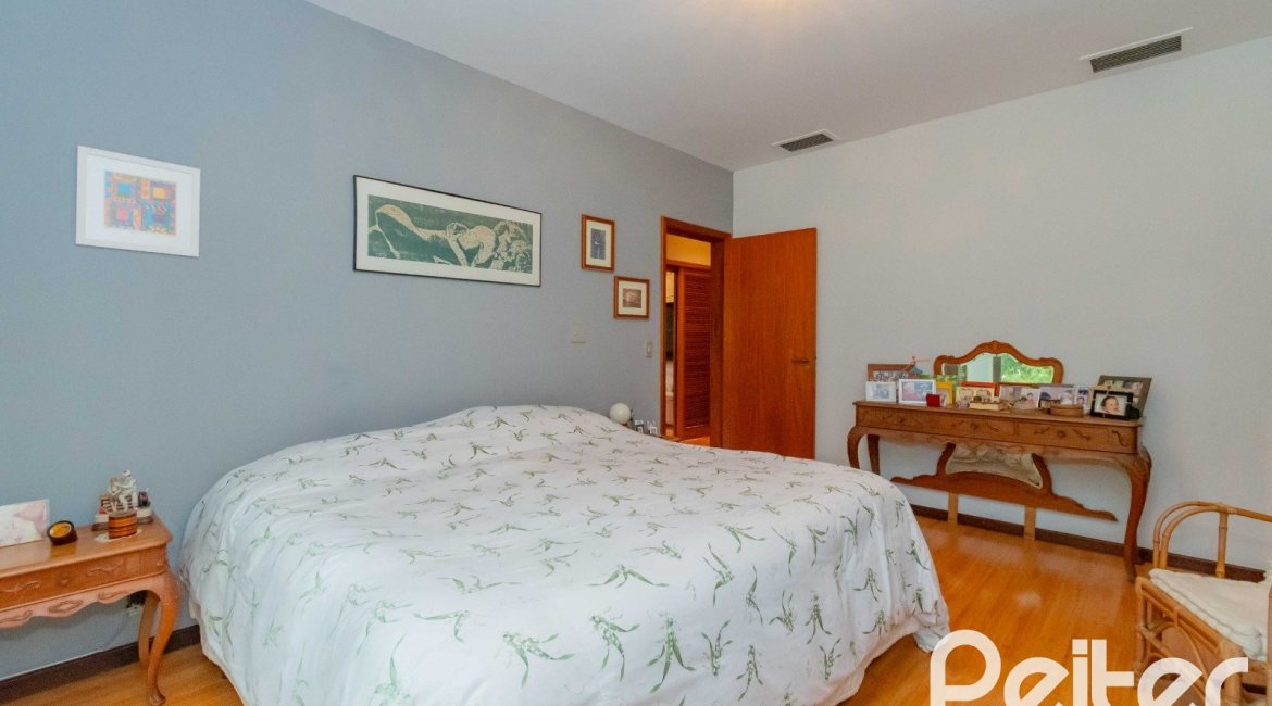 Casa em Condomínio à venda com 388m², 3 dormitórios, 2 suítes, 6 vagas, no bairro Cavalhada em PORTO ALEGRE