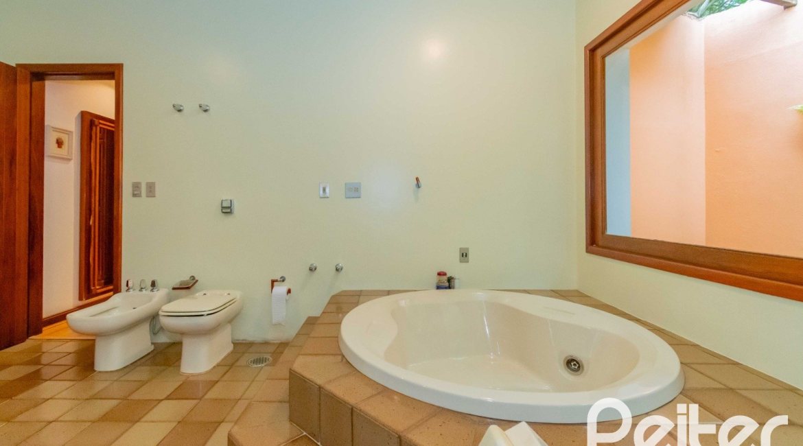 Casa em Condomínio à venda com 388m², 3 dormitórios, 2 suítes, 6 vagas, no bairro Cavalhada em PORTO ALEGRE