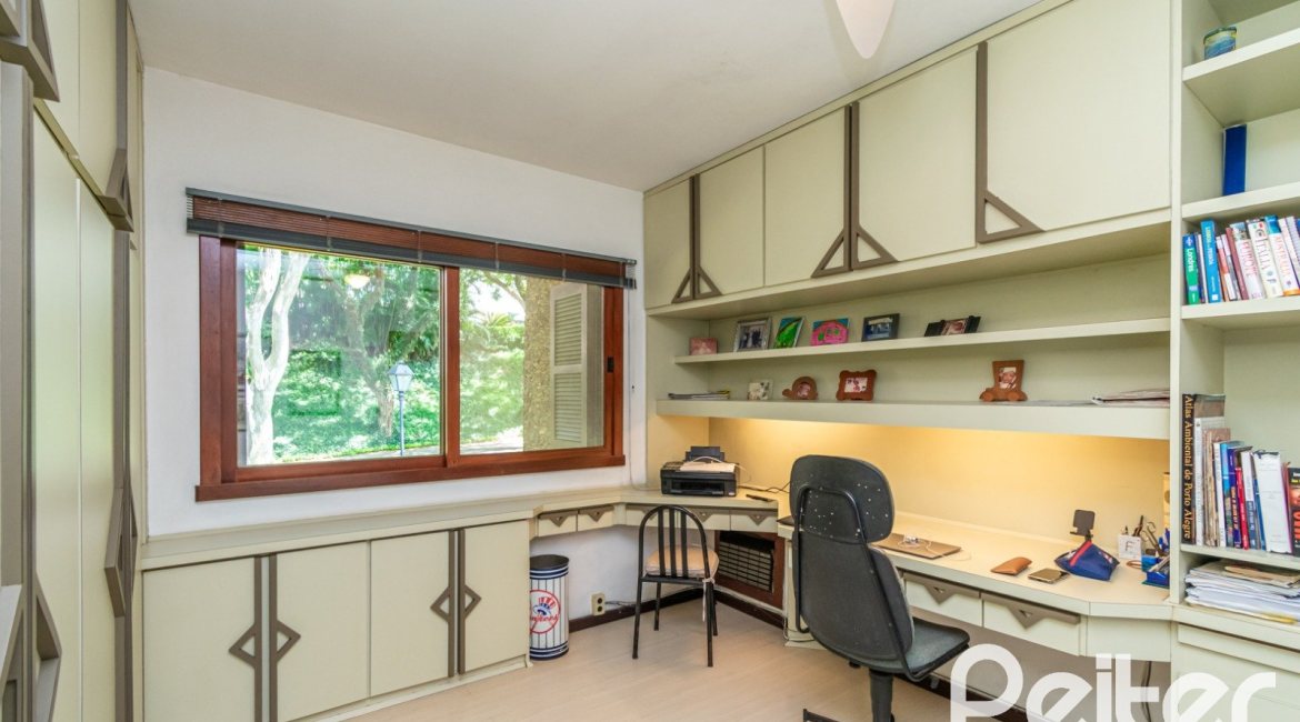 Casa em Condomínio à venda com 388m², 3 dormitórios, 2 suítes, 6 vagas, no bairro Cavalhada em PORTO ALEGRE