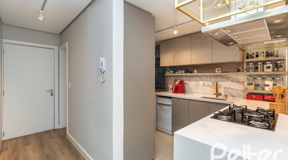 Cobertura à venda com 189m², 3 dormitórios, 1 suíte, 2 vagas, no bairro Tristeza em Porto Alegre