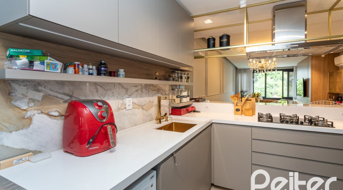 Cobertura à venda com 189m², 3 dormitórios, 1 suíte, 2 vagas, no bairro Tristeza em Porto Alegre