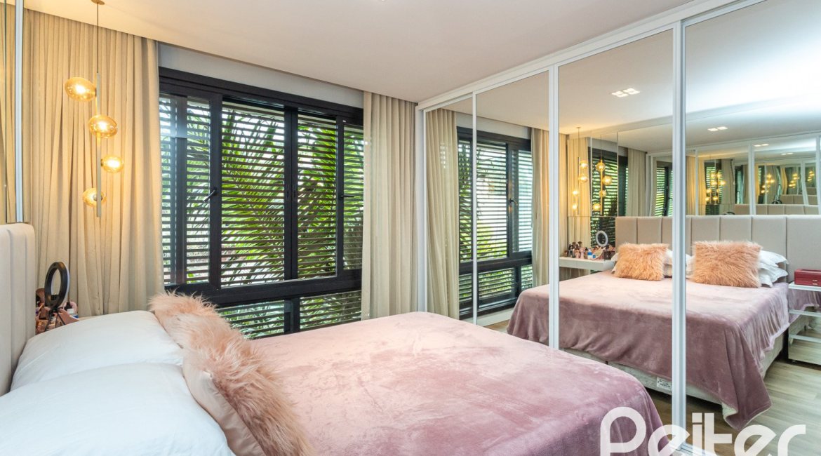 Cobertura à venda com 189m², 3 dormitórios, 1 suíte, 2 vagas, no bairro Tristeza em Porto Alegre