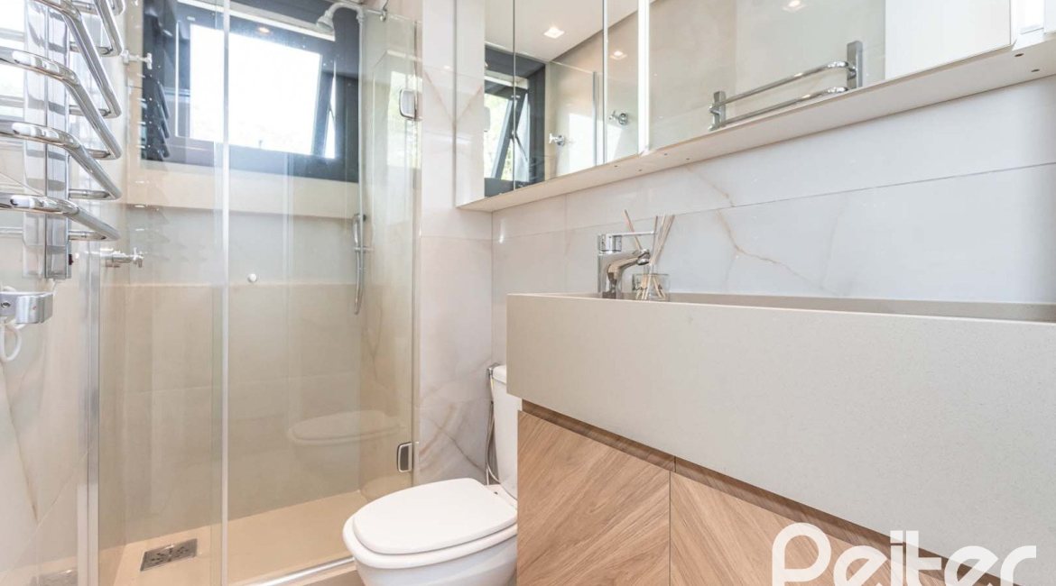 Cobertura à venda com 189m², 3 dormitórios, 1 suíte, 2 vagas, no bairro Tristeza em Porto Alegre