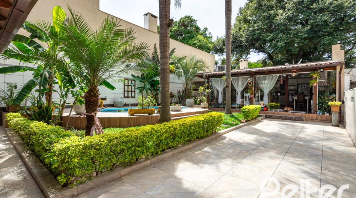 Casa à venda com 272m², 4 dormitórios, 2 suítes, 4 vagas, no bairro Ipanema em Porto Alegre