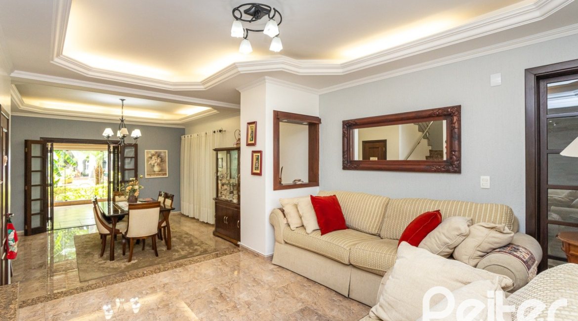 Casa à venda com 272m², 4 dormitórios, 2 suítes, 4 vagas, no bairro Ipanema em Porto Alegre