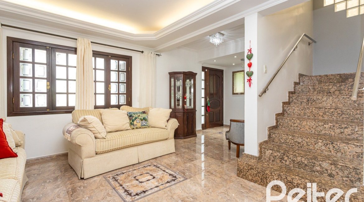 Casa à venda com 272m², 4 dormitórios, 2 suítes, 4 vagas, no bairro Ipanema em Porto Alegre