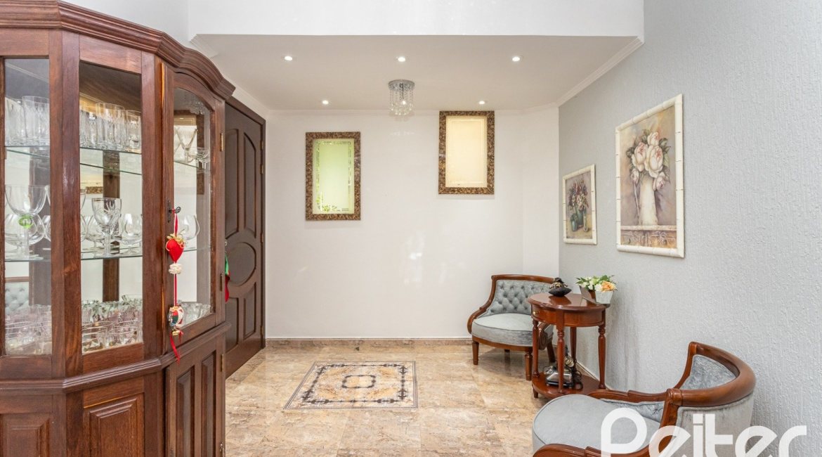 Casa à venda com 272m², 4 dormitórios, 2 suítes, 4 vagas, no bairro Ipanema em Porto Alegre