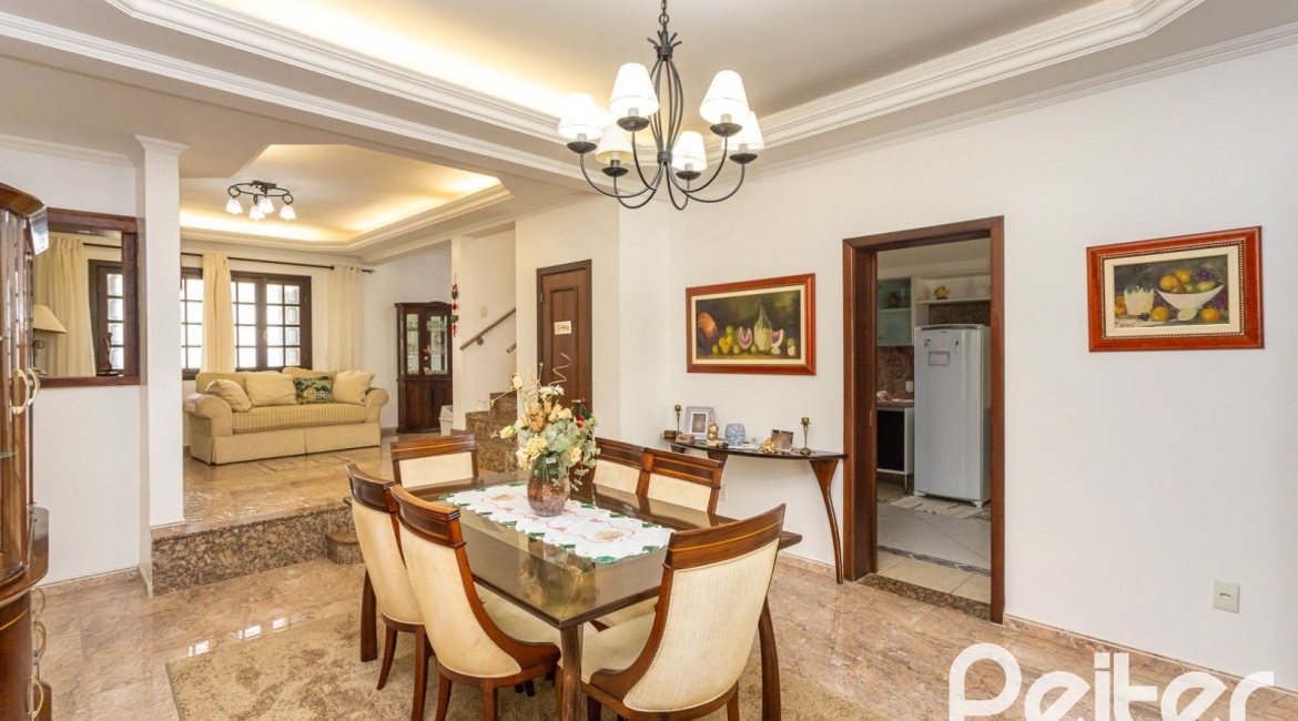 Casa à venda com 272m², 4 dormitórios, 2 suítes, 4 vagas, no bairro Ipanema em Porto Alegre