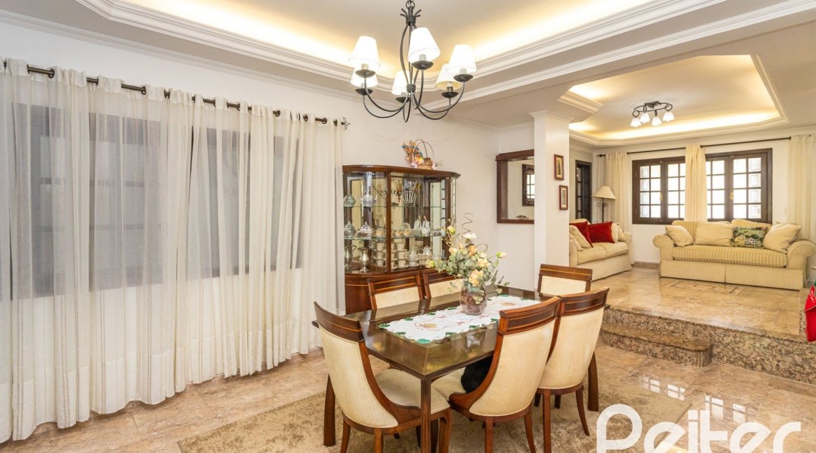 Casa à venda com 272m², 4 dormitórios, 2 suítes, 4 vagas, no bairro Ipanema em Porto Alegre