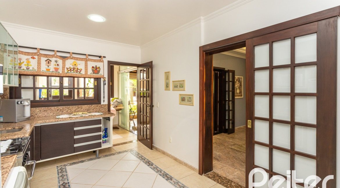 Casa à venda com 272m², 4 dormitórios, 2 suítes, 4 vagas, no bairro Ipanema em Porto Alegre