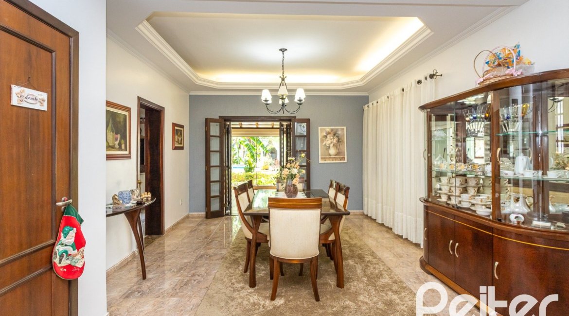 Casa à venda com 272m², 4 dormitórios, 2 suítes, 4 vagas, no bairro Ipanema em Porto Alegre