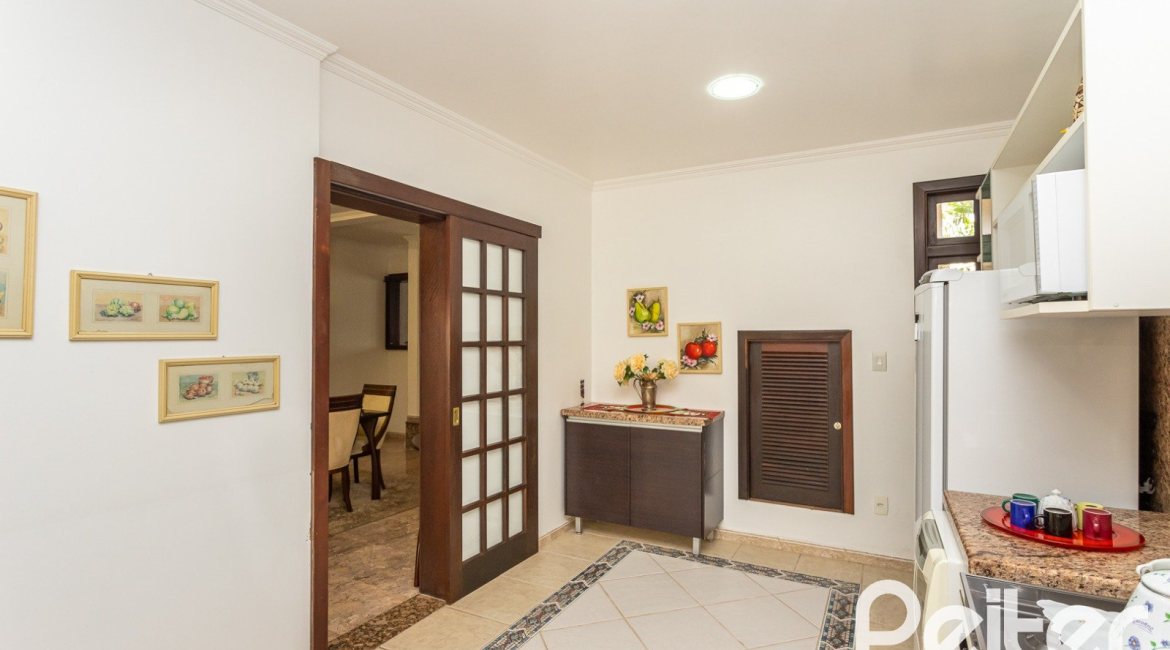 Casa à venda com 272m², 4 dormitórios, 2 suítes, 4 vagas, no bairro Ipanema em Porto Alegre