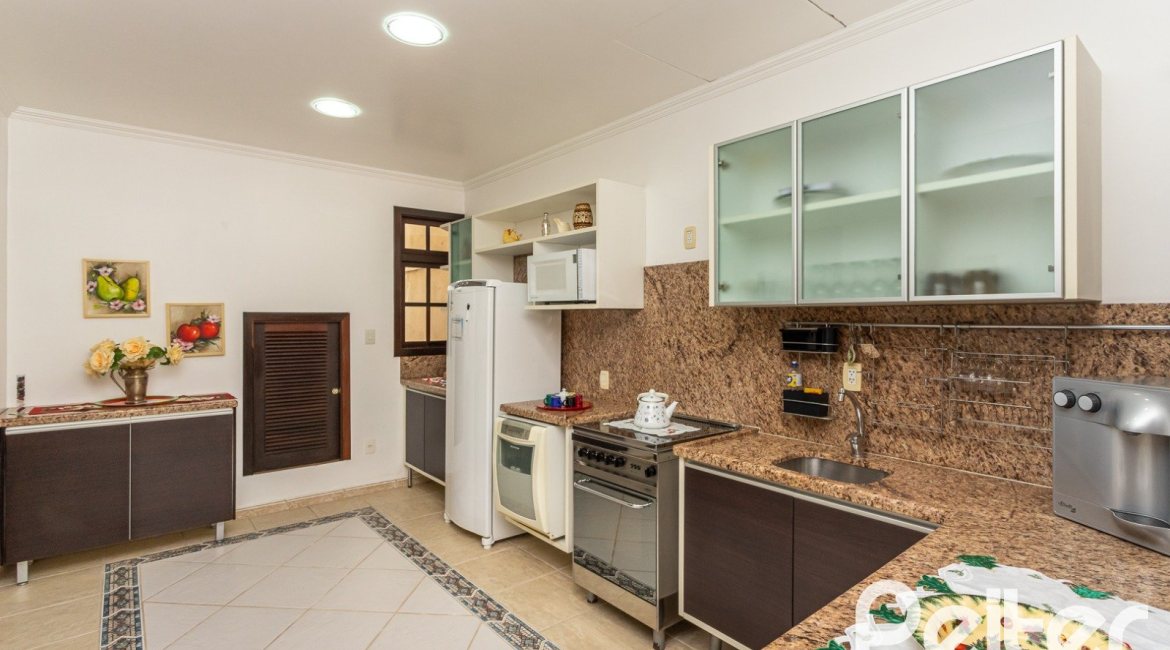 Casa à venda com 272m², 4 dormitórios, 2 suítes, 4 vagas, no bairro Ipanema em Porto Alegre