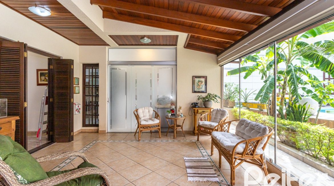 Casa à venda com 272m², 4 dormitórios, 2 suítes, 4 vagas, no bairro Ipanema em Porto Alegre