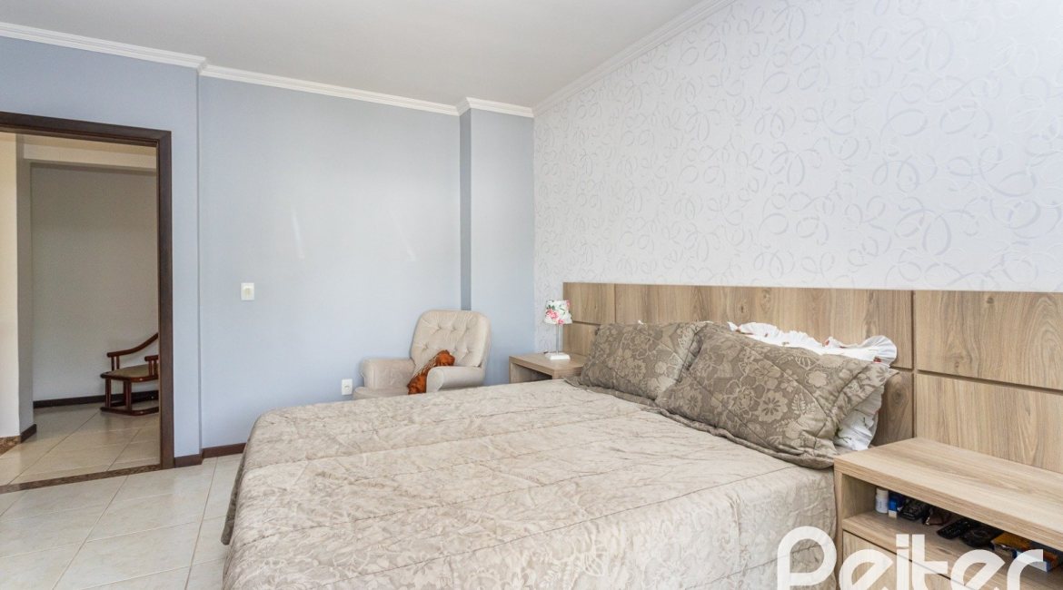 Casa à venda com 272m², 4 dormitórios, 2 suítes, 4 vagas, no bairro Ipanema em Porto Alegre