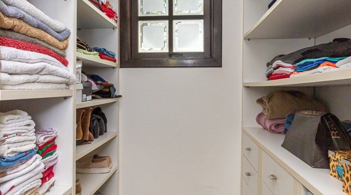 Casa à venda com 272m², 4 dormitórios, 2 suítes, 4 vagas, no bairro Ipanema em Porto Alegre