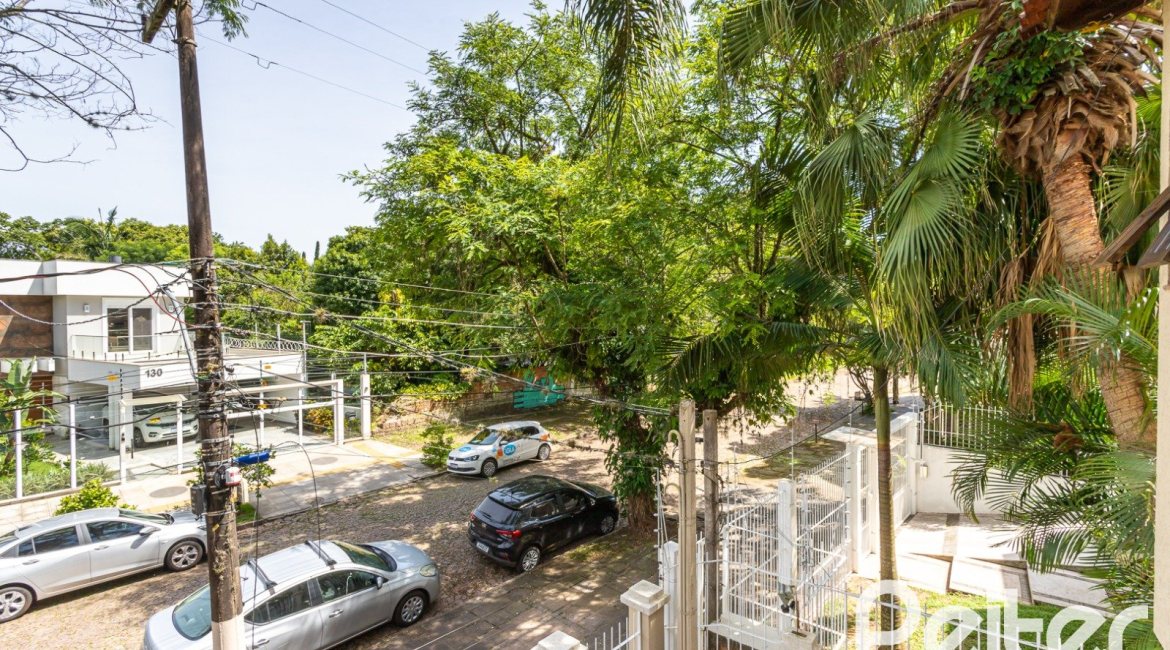 Casa à venda com 272m², 4 dormitórios, 2 suítes, 4 vagas, no bairro Ipanema em Porto Alegre