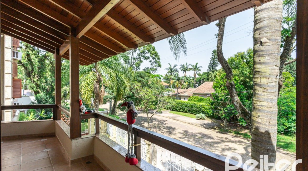 Casa à venda com 272m², 4 dormitórios, 2 suítes, 4 vagas, no bairro Ipanema em Porto Alegre