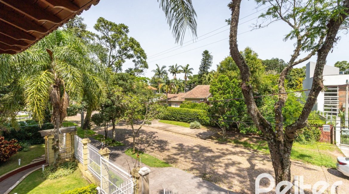 Casa à venda com 272m², 4 dormitórios, 2 suítes, 4 vagas, no bairro Ipanema em Porto Alegre