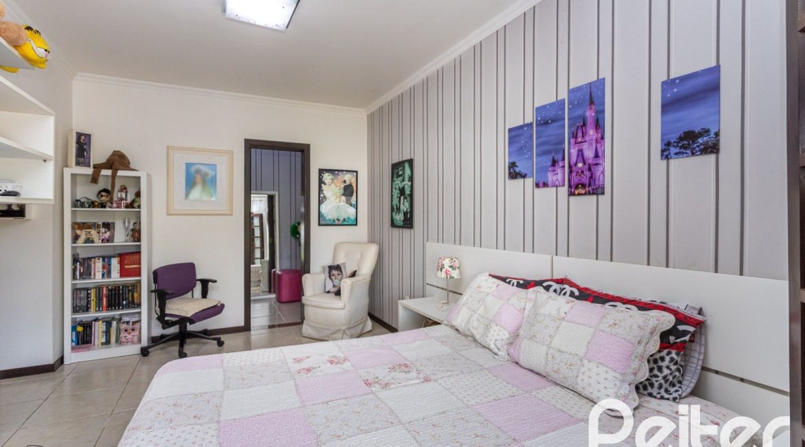 Casa à venda com 272m², 4 dormitórios, 2 suítes, 4 vagas, no bairro Ipanema em Porto Alegre