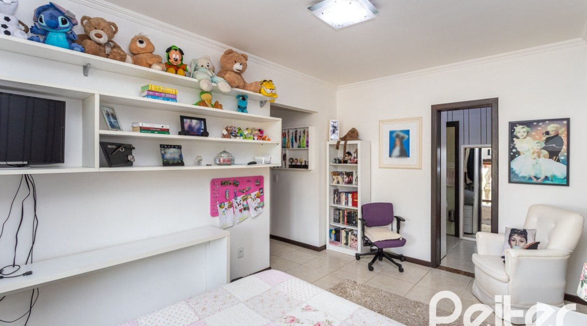 Casa à venda com 272m², 4 dormitórios, 2 suítes, 4 vagas, no bairro Ipanema em Porto Alegre