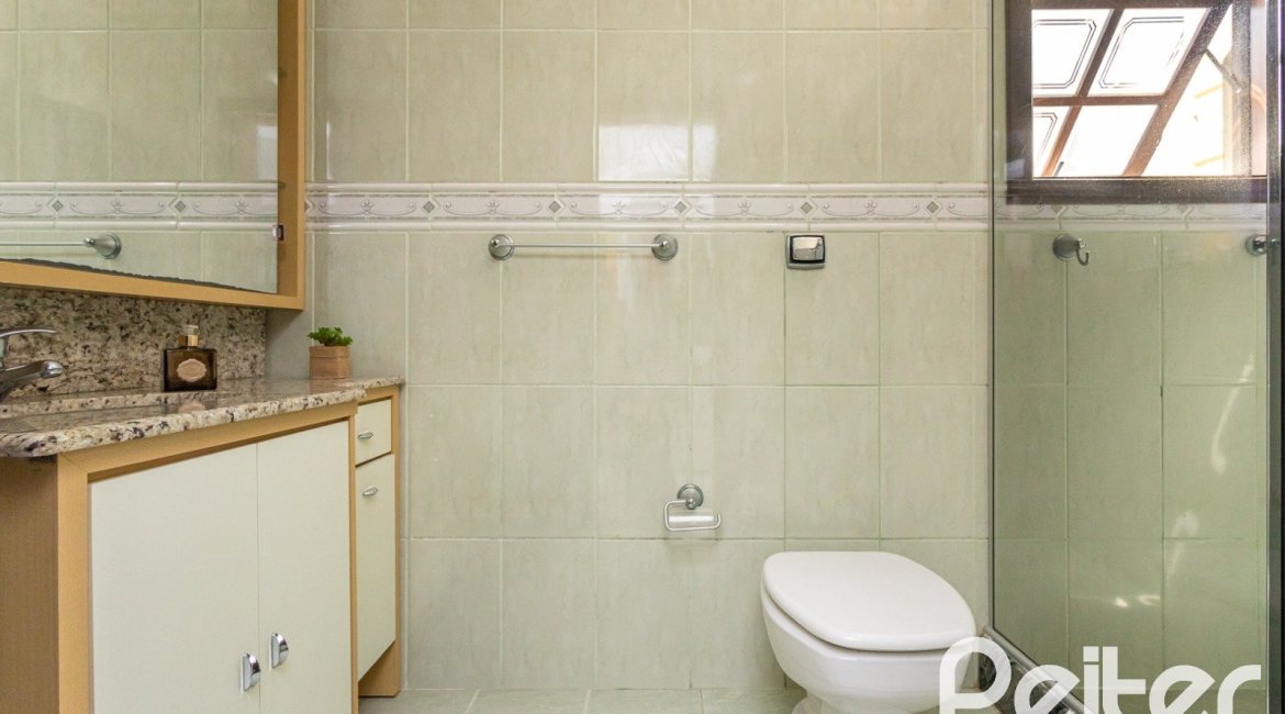 Casa à venda com 272m², 4 dormitórios, 2 suítes, 4 vagas, no bairro Ipanema em Porto Alegre