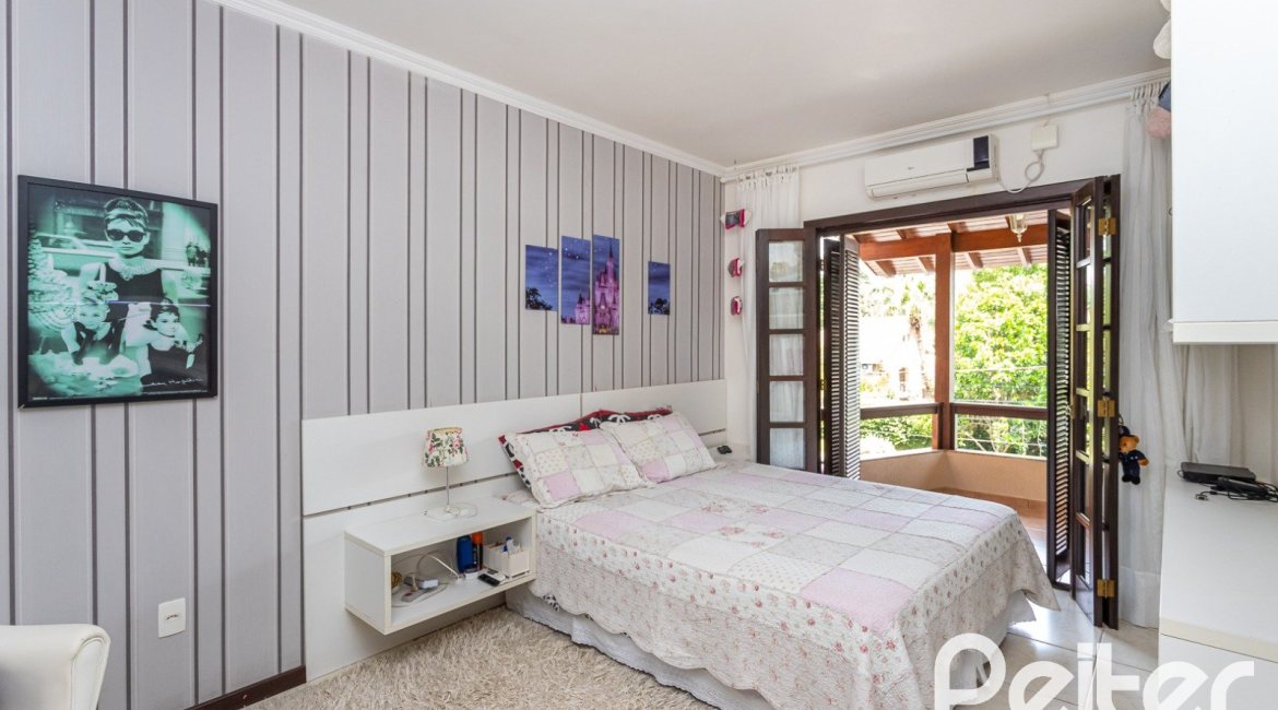 Casa à venda com 272m², 4 dormitórios, 2 suítes, 4 vagas, no bairro Ipanema em Porto Alegre