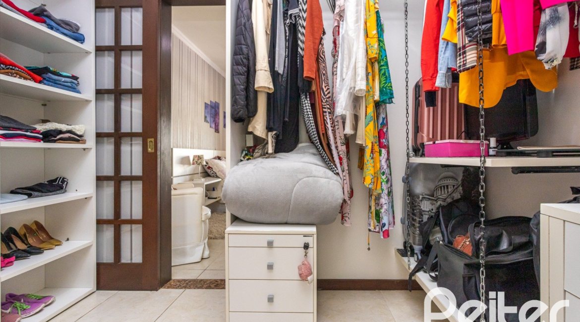 Casa à venda com 272m², 4 dormitórios, 2 suítes, 4 vagas, no bairro Ipanema em Porto Alegre