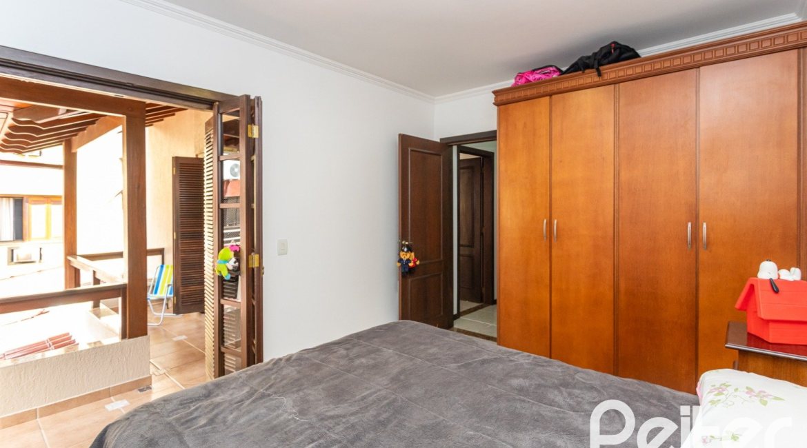 Casa à venda com 272m², 4 dormitórios, 2 suítes, 4 vagas, no bairro Ipanema em Porto Alegre