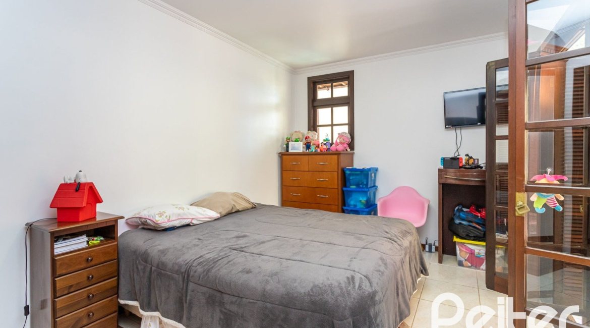 Casa à venda com 272m², 4 dormitórios, 2 suítes, 4 vagas, no bairro Ipanema em Porto Alegre