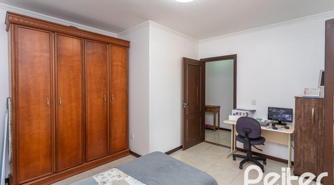 Casa à venda com 272m², 4 dormitórios, 2 suítes, 4 vagas, no bairro Ipanema em Porto Alegre