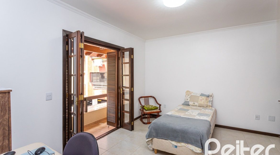 Casa à venda com 272m², 4 dormitórios, 2 suítes, 4 vagas, no bairro Ipanema em Porto Alegre