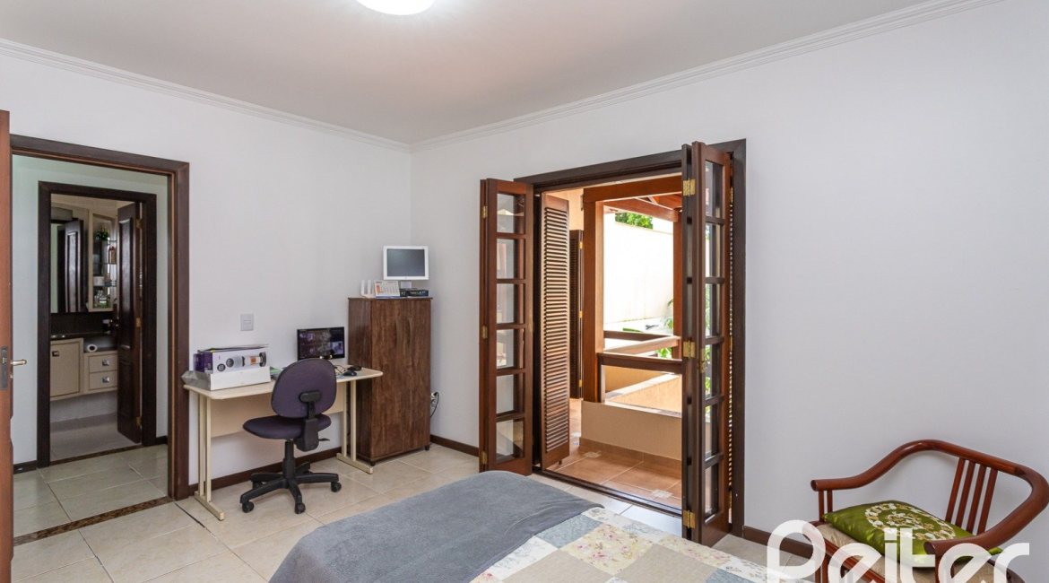 Casa à venda com 272m², 4 dormitórios, 2 suítes, 4 vagas, no bairro Ipanema em Porto Alegre